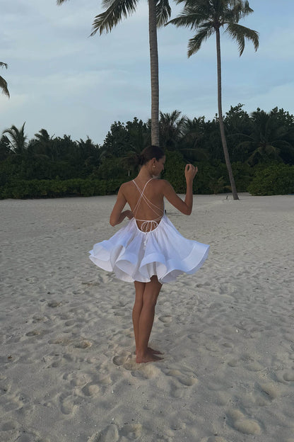 Rückenfreies Minikleid mit ausgestelltem Saum und tiefem V-Ausschnitt