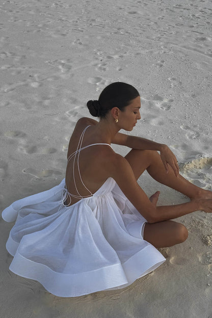 Rückenfreies Minikleid mit ausgestelltem Saum und tiefem V-Ausschnitt