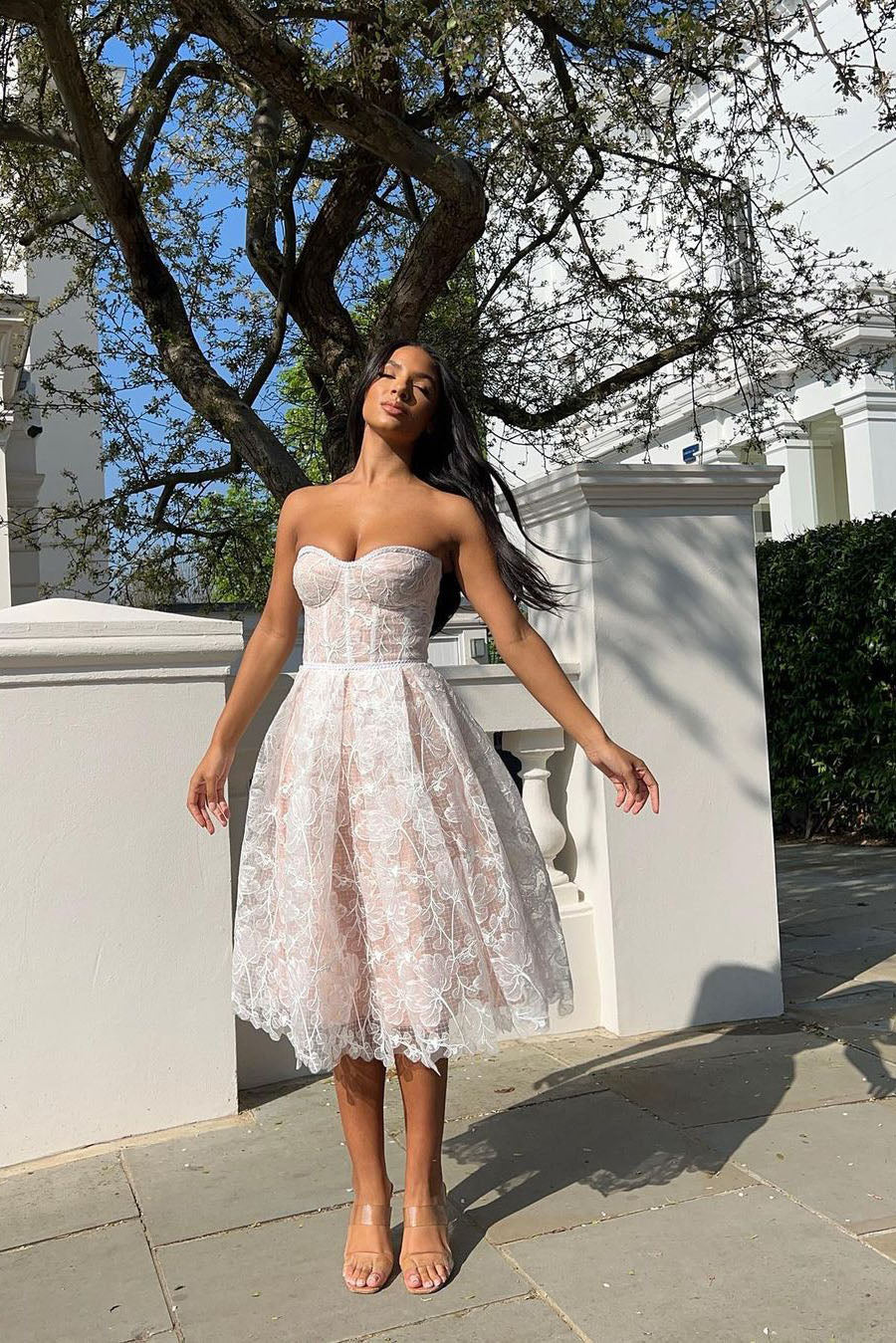 Vestido midi romántico sin tirantes de verano