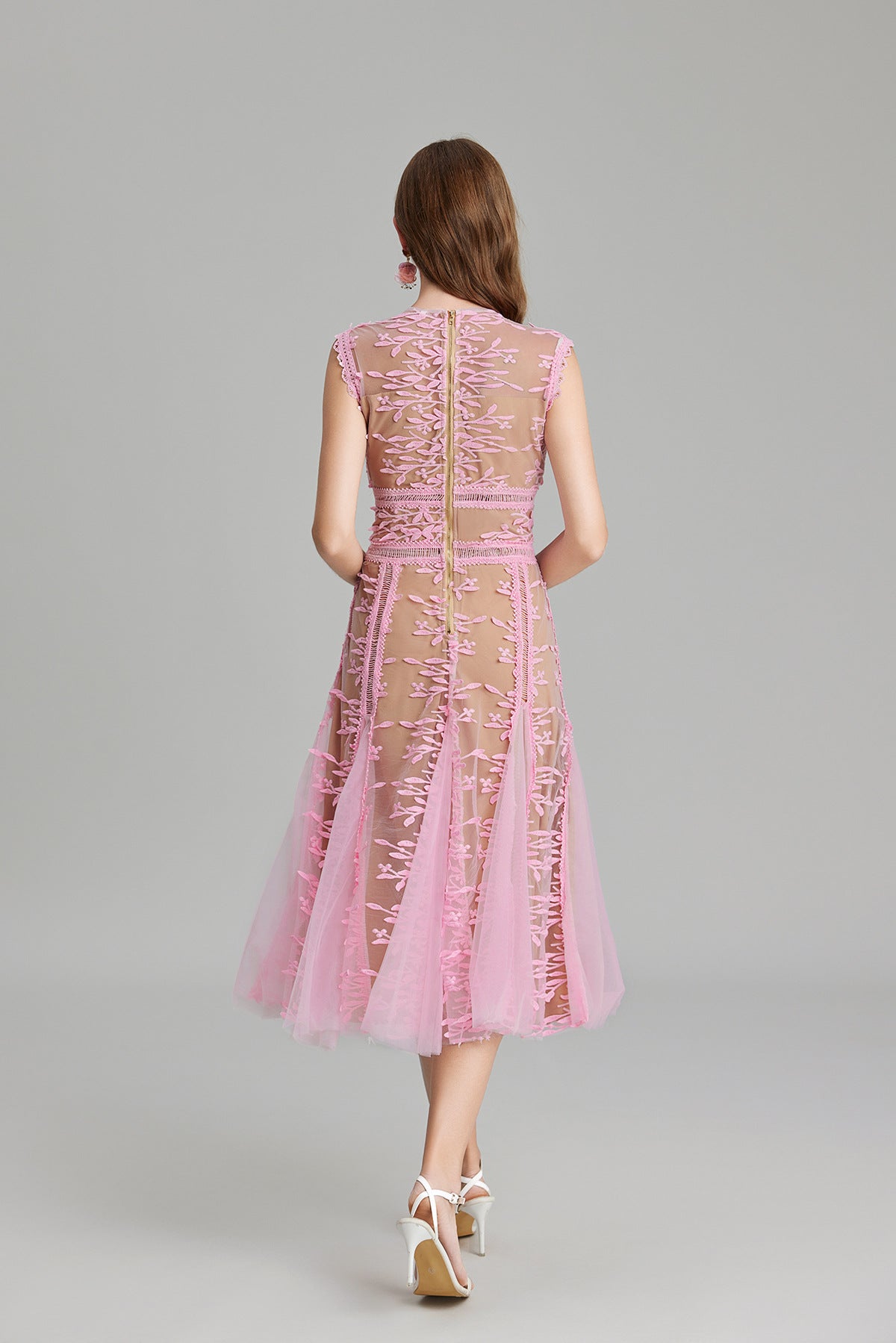 Vestido midi de malla bordada con cuello redondo Maëlle en beige