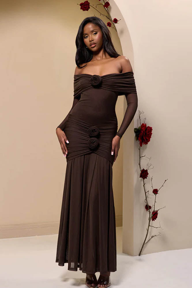 Vestido maxi ajustado con estampado floral 3D y hombros descubiertos 