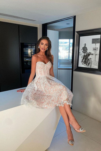 Vestido midi romántico sin tirantes de verano