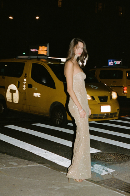 Claudine – Trägerloses, gerüschtes Maxikleid in Beige