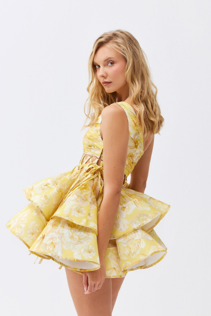 Vestido corto amarillo con volantes y un hombro descubierto Cora