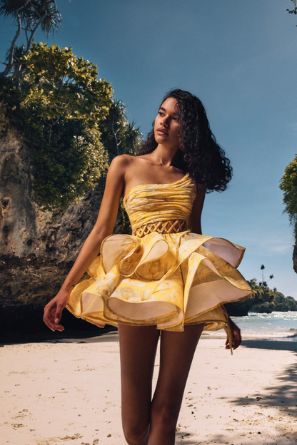 Vestido corto amarillo con volantes y un hombro descubierto Cora