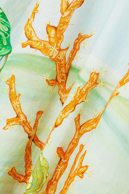 Gerafftes, bedrucktes Midikleid aus Leinengaze