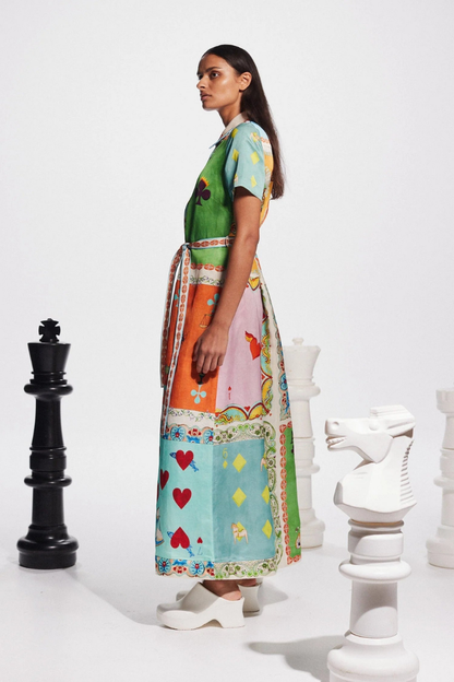 Vivienne – Kurzärmliges Maxikleid mit Poker-Print