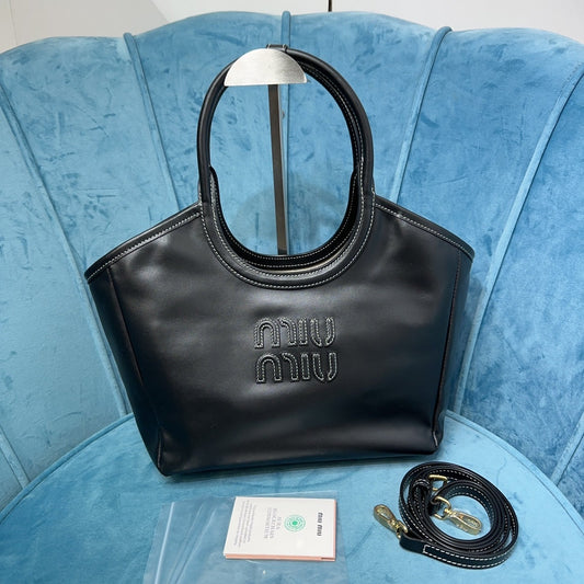 VALORA™ Classic Tote Black
