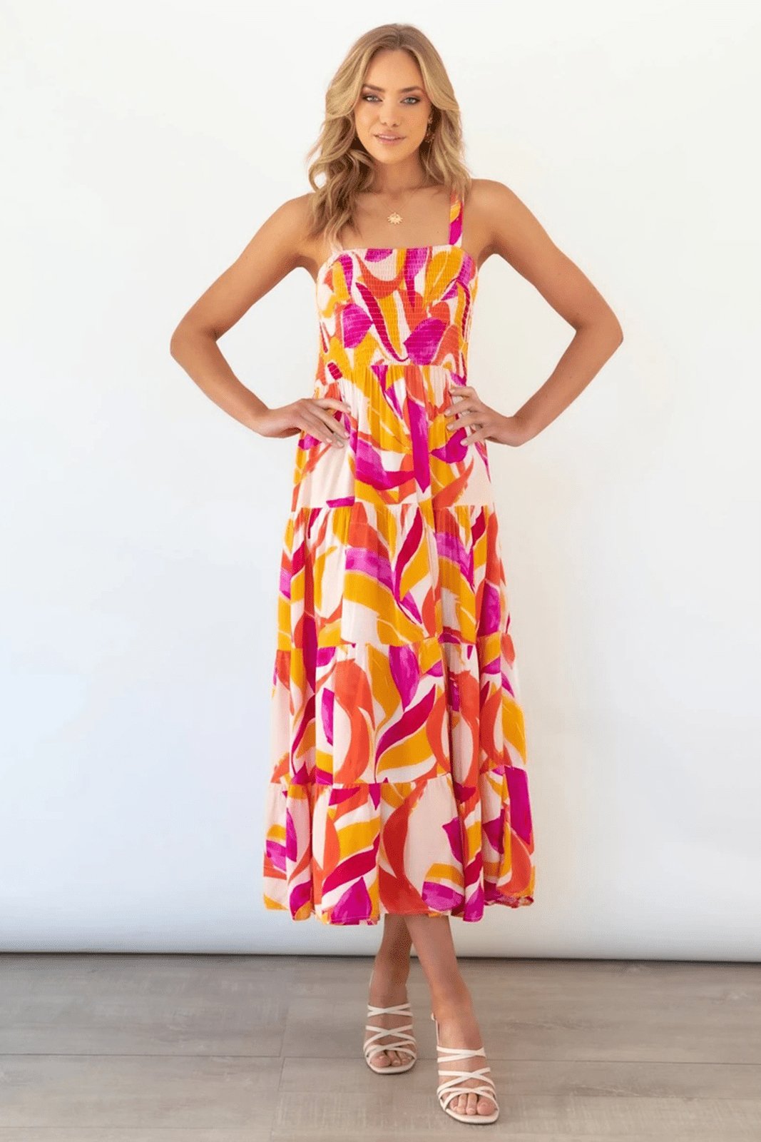 Andrea – Maxi-Sommerkleid mit gerafftem Oberteil und gestuftem Print