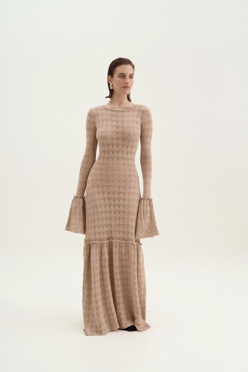 Vestido largo de punto con puños acampanados y cuello redondo de Anna