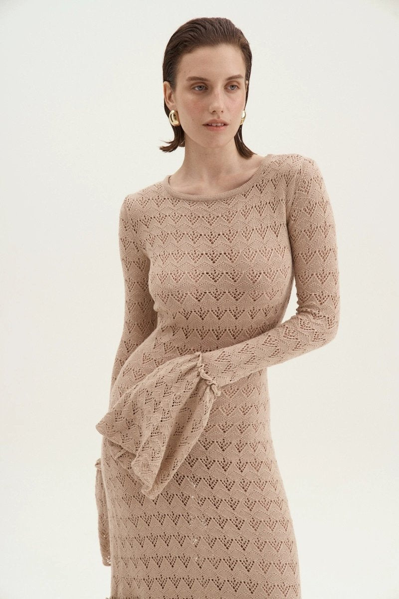 Vestido largo de punto con puños acampanados y cuello redondo de Anna