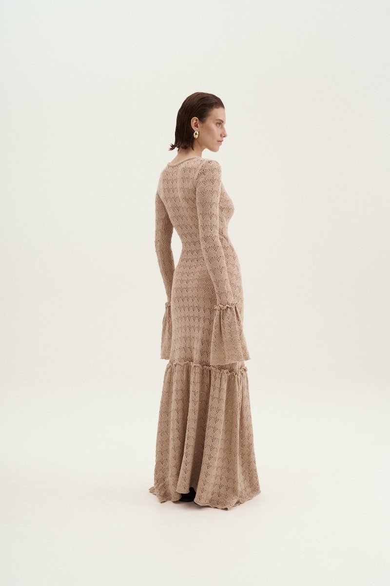 Vestido largo de punto con puños acampanados y cuello redondo de Anna