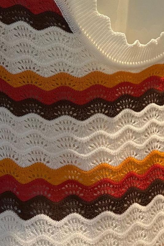 Calista – Gewebtes, rückenfreies Maxi-Strickkleid mit Zickzackmuster