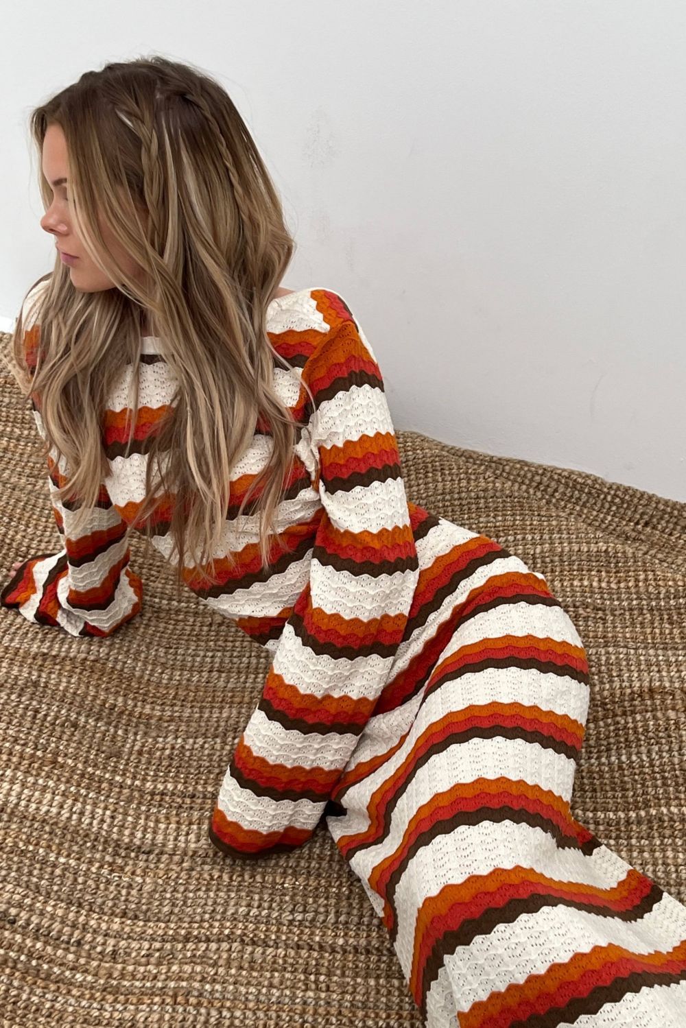 Calista – Gewebtes, rückenfreies Maxi-Strickkleid mit Zickzackmuster