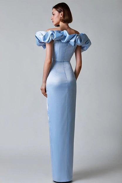 Vestido largo con abertura y hombros descubiertos de cristal