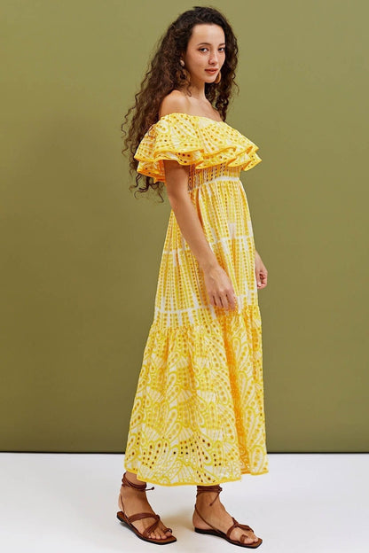 Schulterfreies, ausgestelltes Midikleid „Dolly“ aus bestickter Spitze