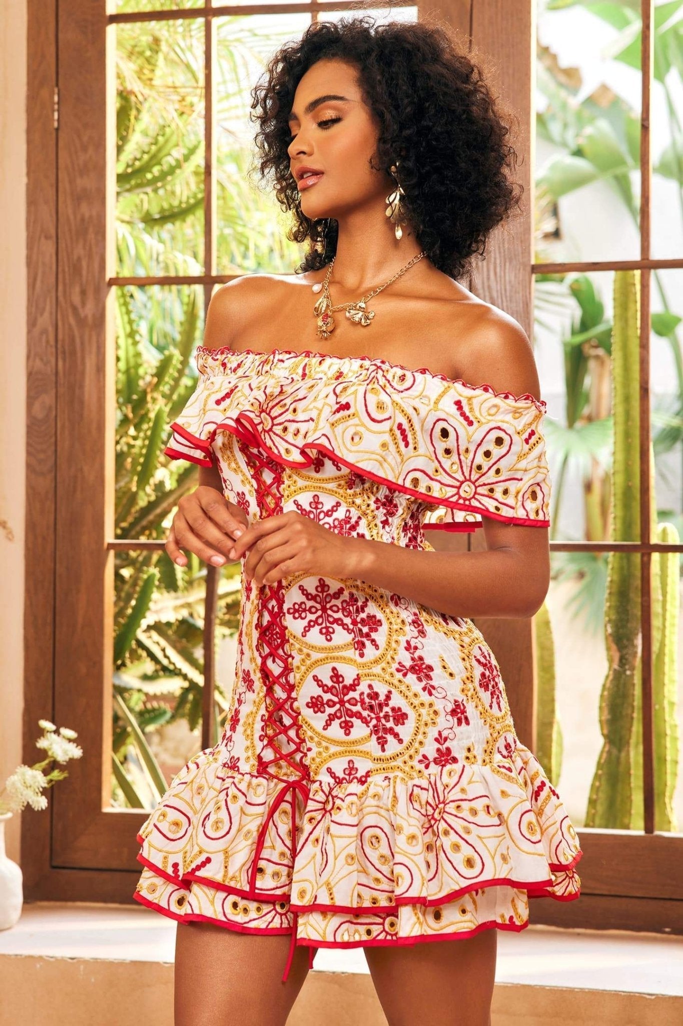 Vestido mini con hombros descubiertos, bordado y estampado Fiona