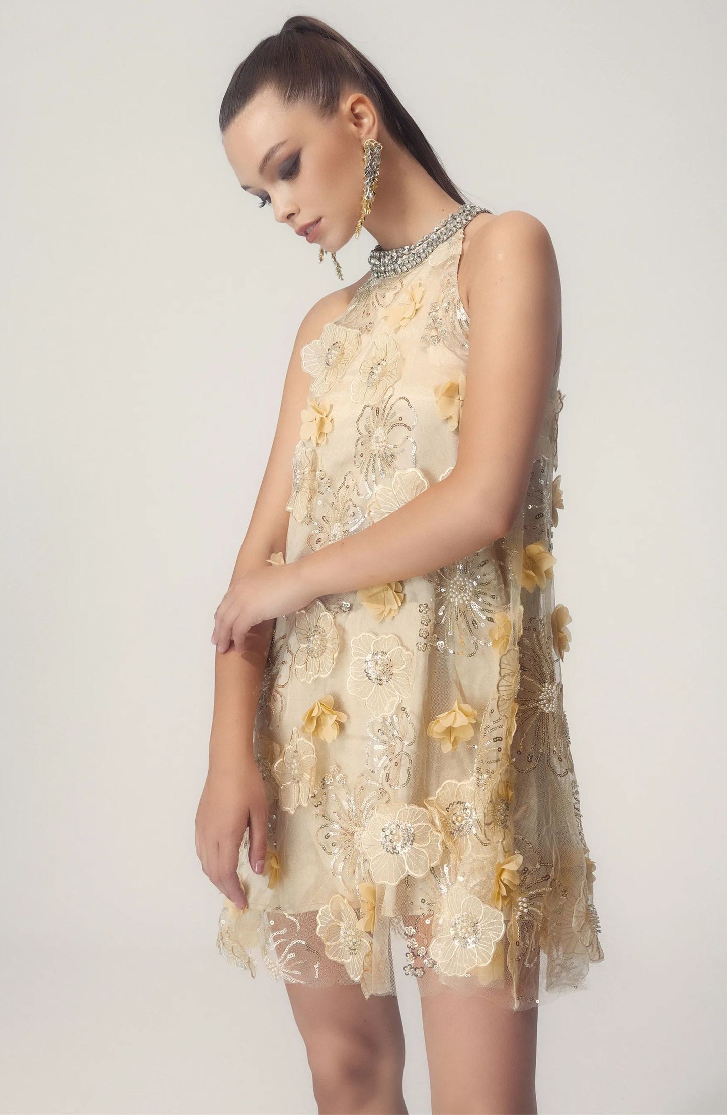 Minivestido con lentejuelas bordadas y estampado floral estilo halter Ella