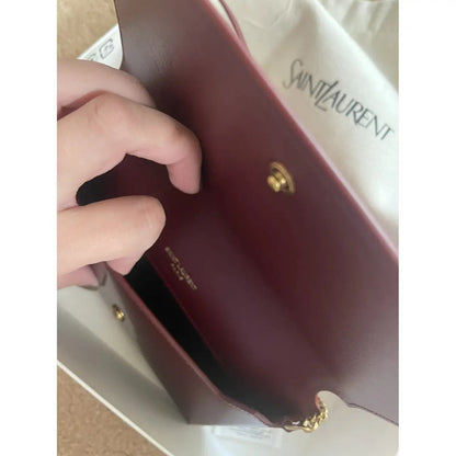 Petit sac SL Kate porté à l’épaule en cuir verni