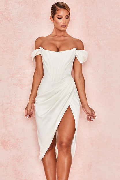 Minivestido de satén color marfil con hombros descubiertos