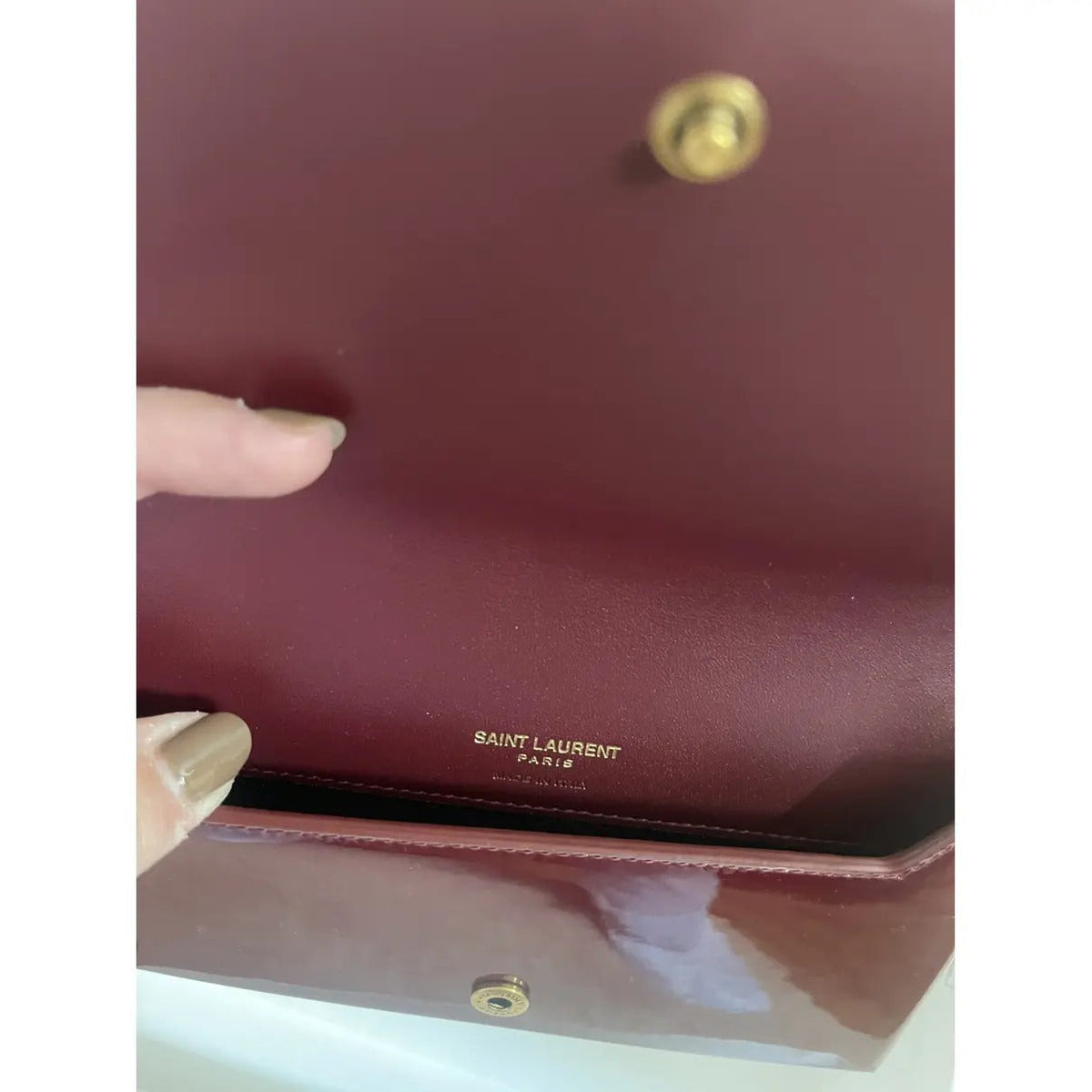 Petit sac SL Kate porté à l’épaule en cuir verni