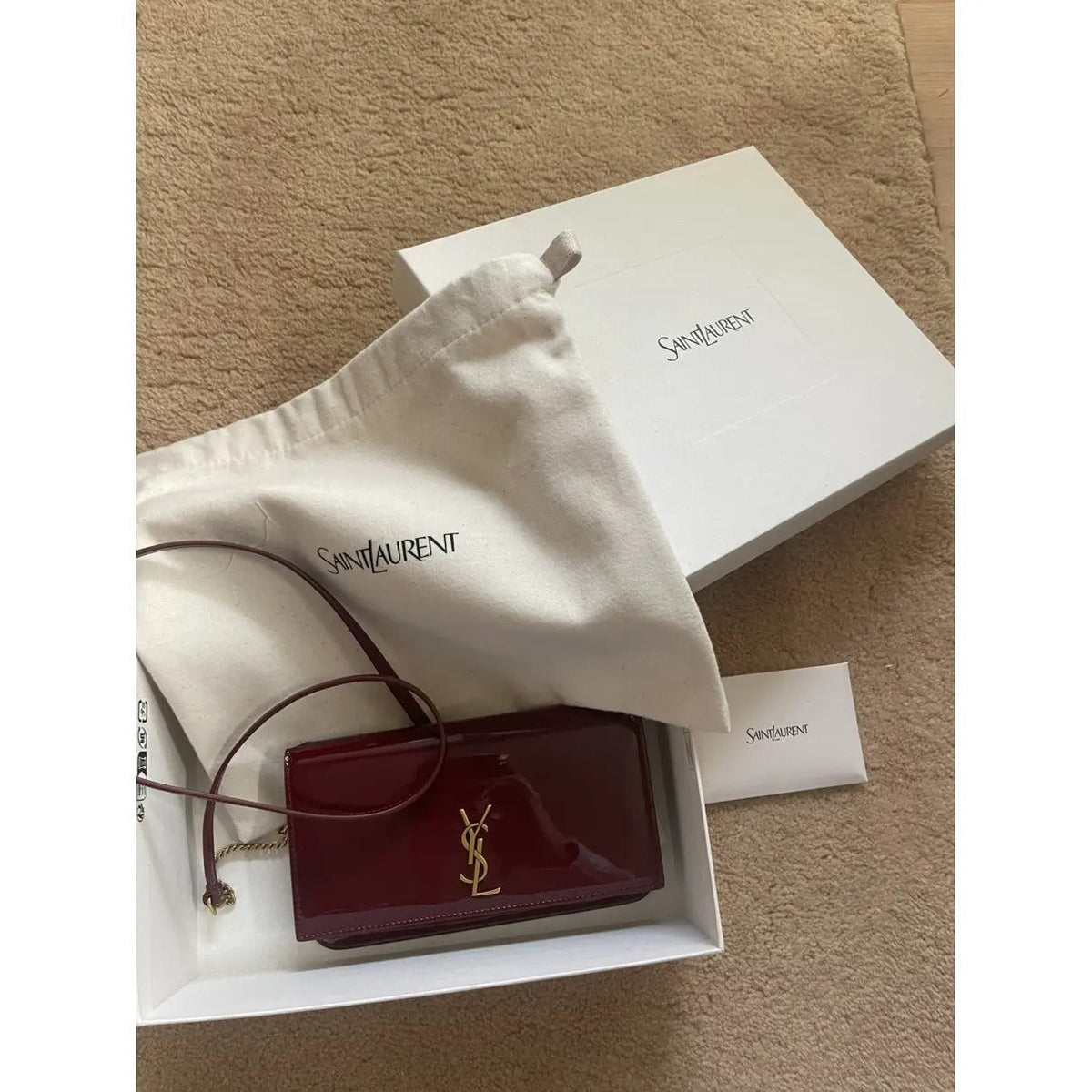 Petit sac SL Kate porté à l’épaule en cuir verni