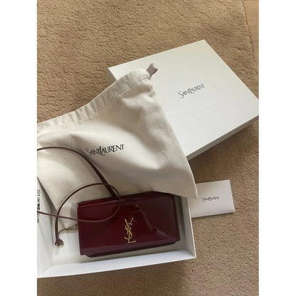 Petit sac SL Kate porté à l’épaule en cuir verni