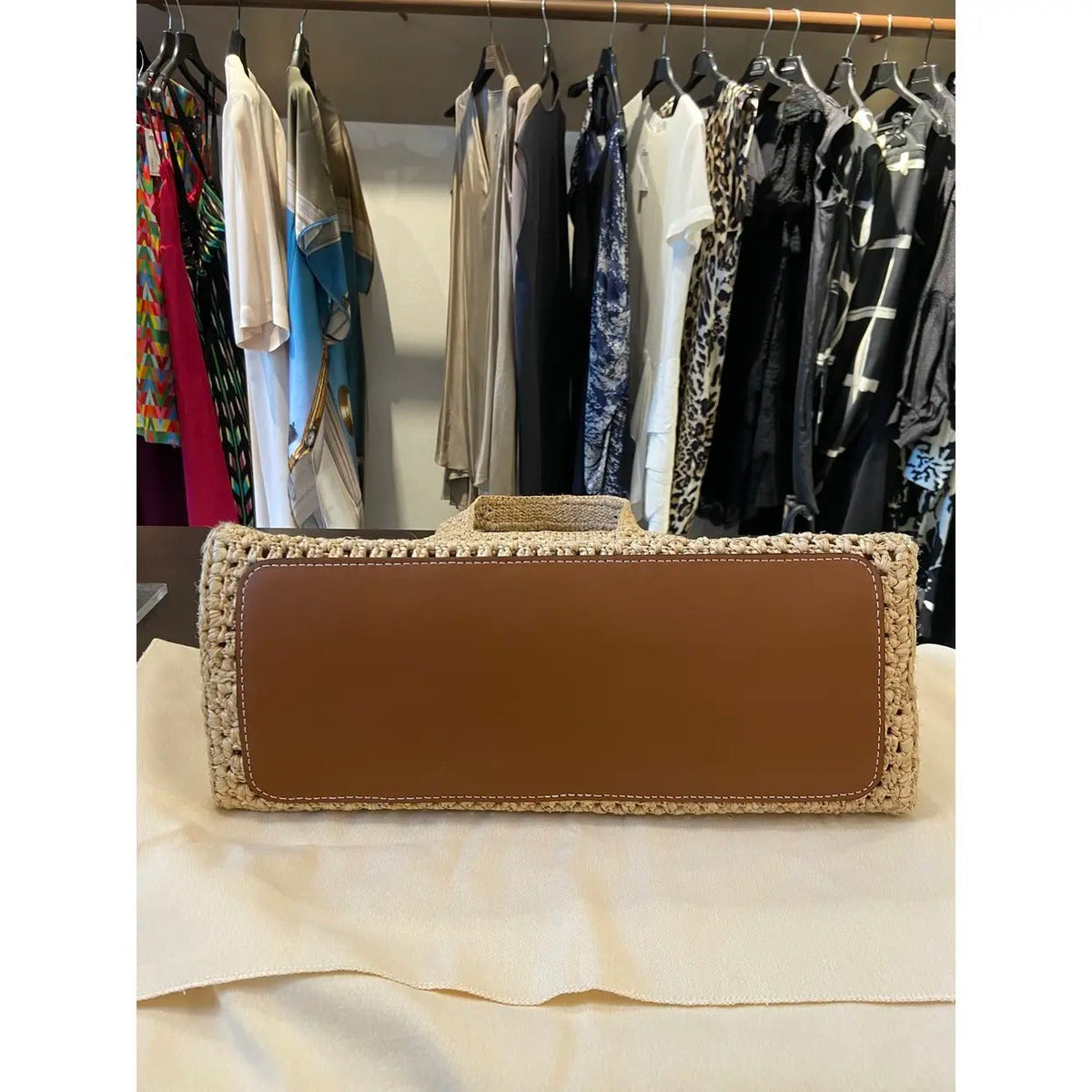 Borsa a mano LV Onthego Mm in rafia by the pool
