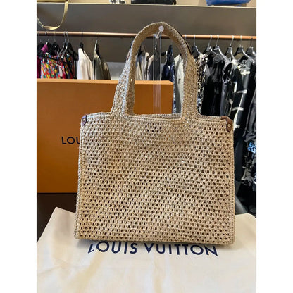 Borsa a mano LV Onthego Mm in rafia by the pool