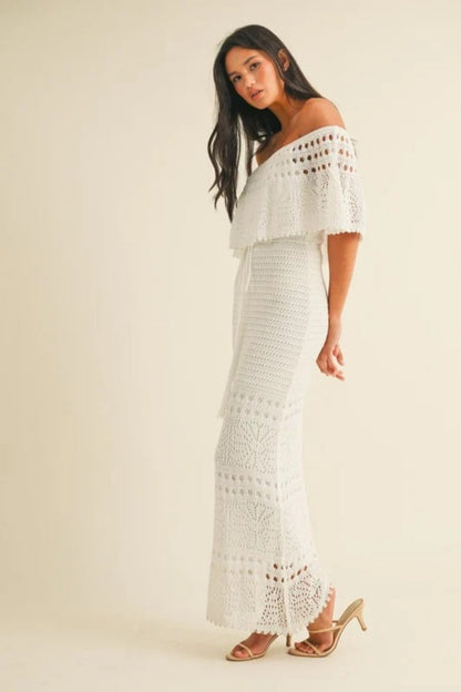 Vestido blanco de crochet con hombros descubiertos
