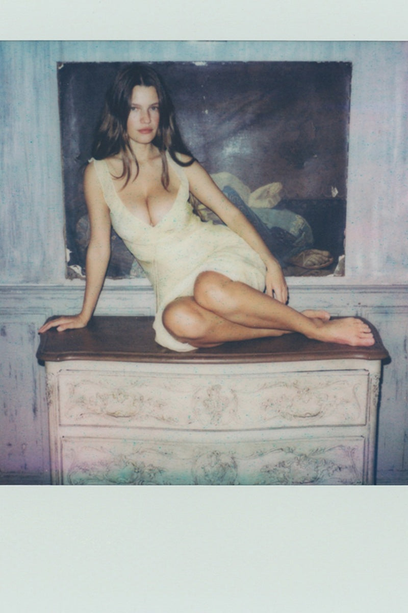 Vestido largo ajustado con cuello pronunciado y volantes con lazo y estampado floral