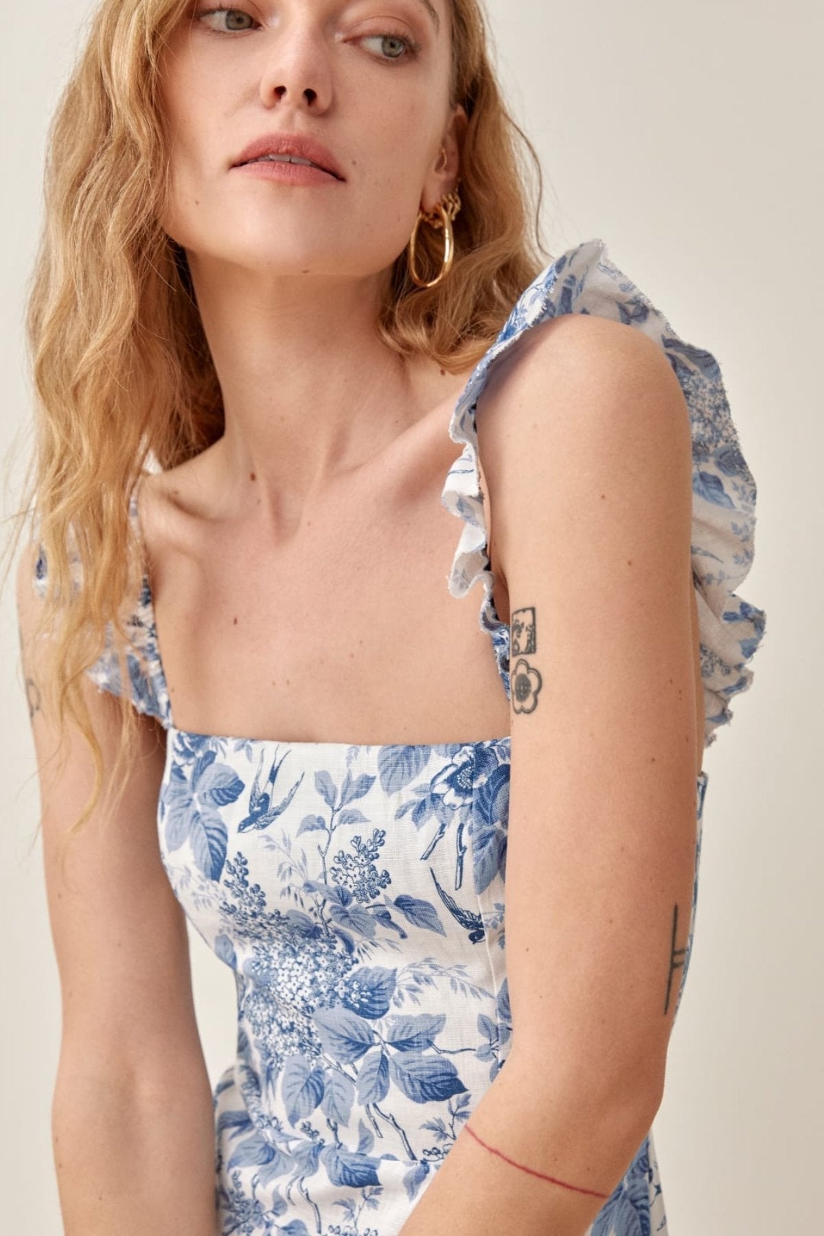 Vestido midi con abertura y tirantes con volantes estampados de Joa