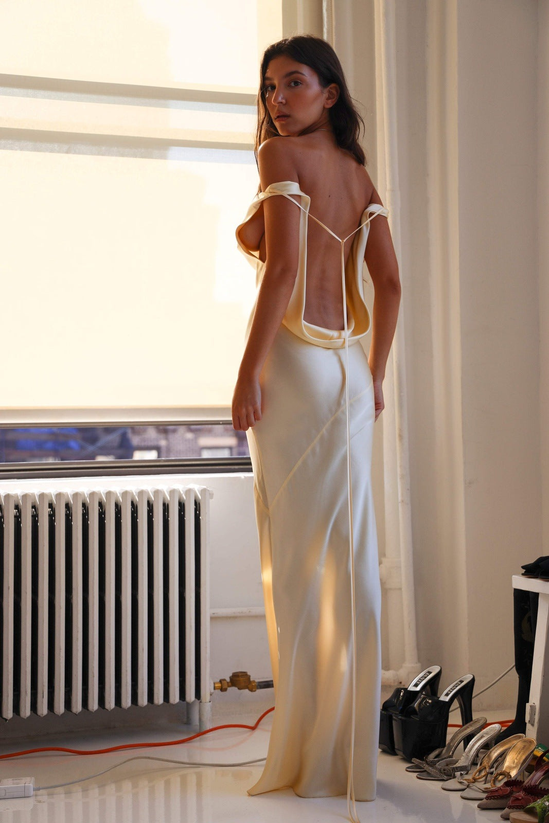 Rückenfreies Satin-Maxikleid „Persis Cowls“