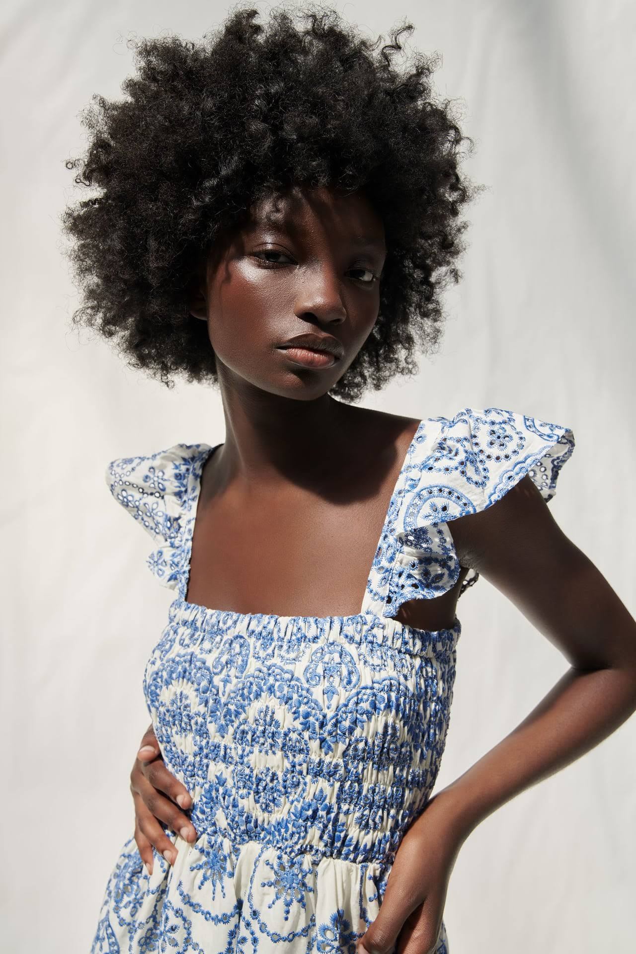 Vestido midi con corpiño fruncido y encaje bordado Maud