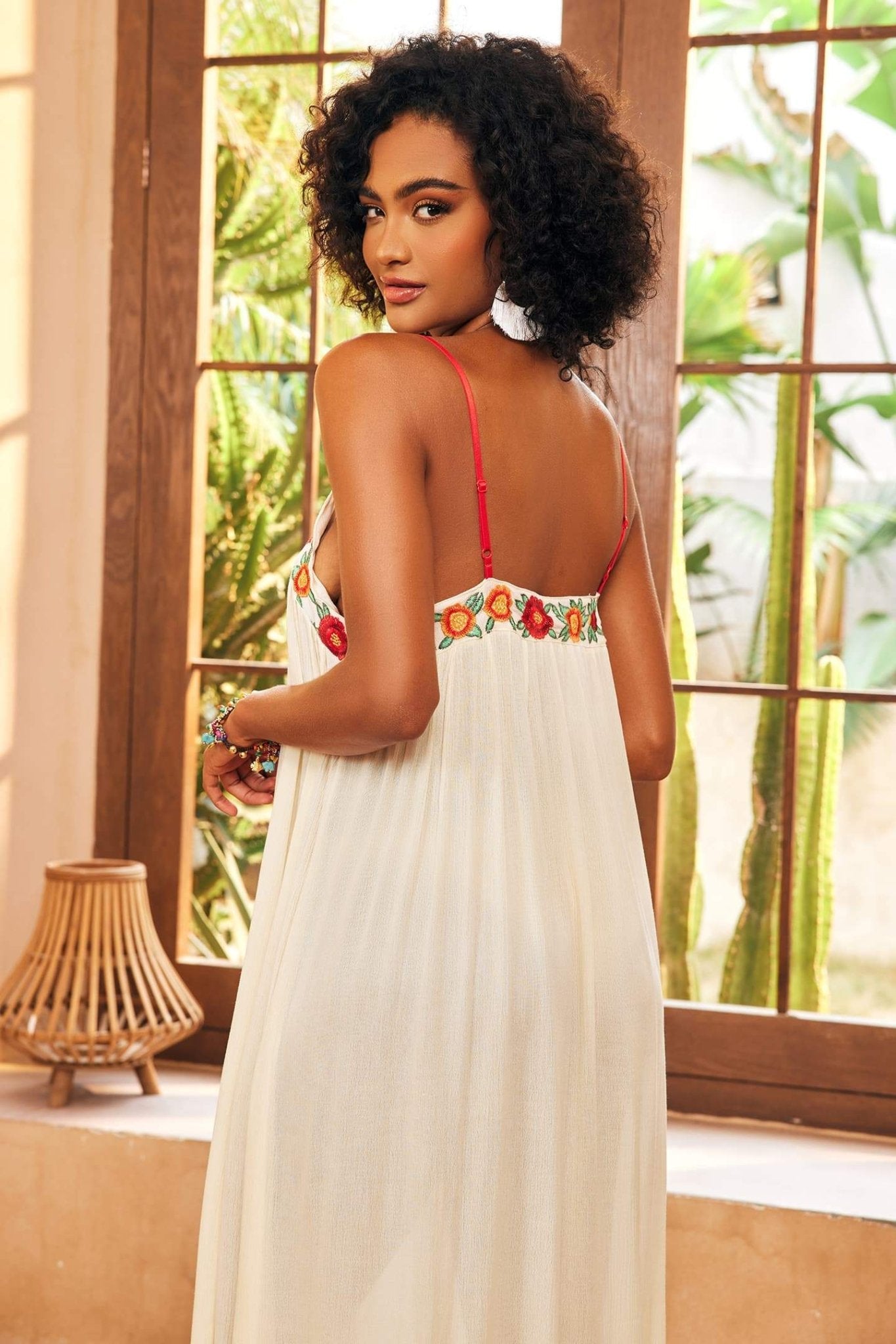 Vestido lencero largo con cuello en V y bordado floral Mila