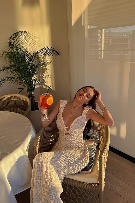 Muriel – Maxikleid aus Strick mit Rüschen und Cut-outs