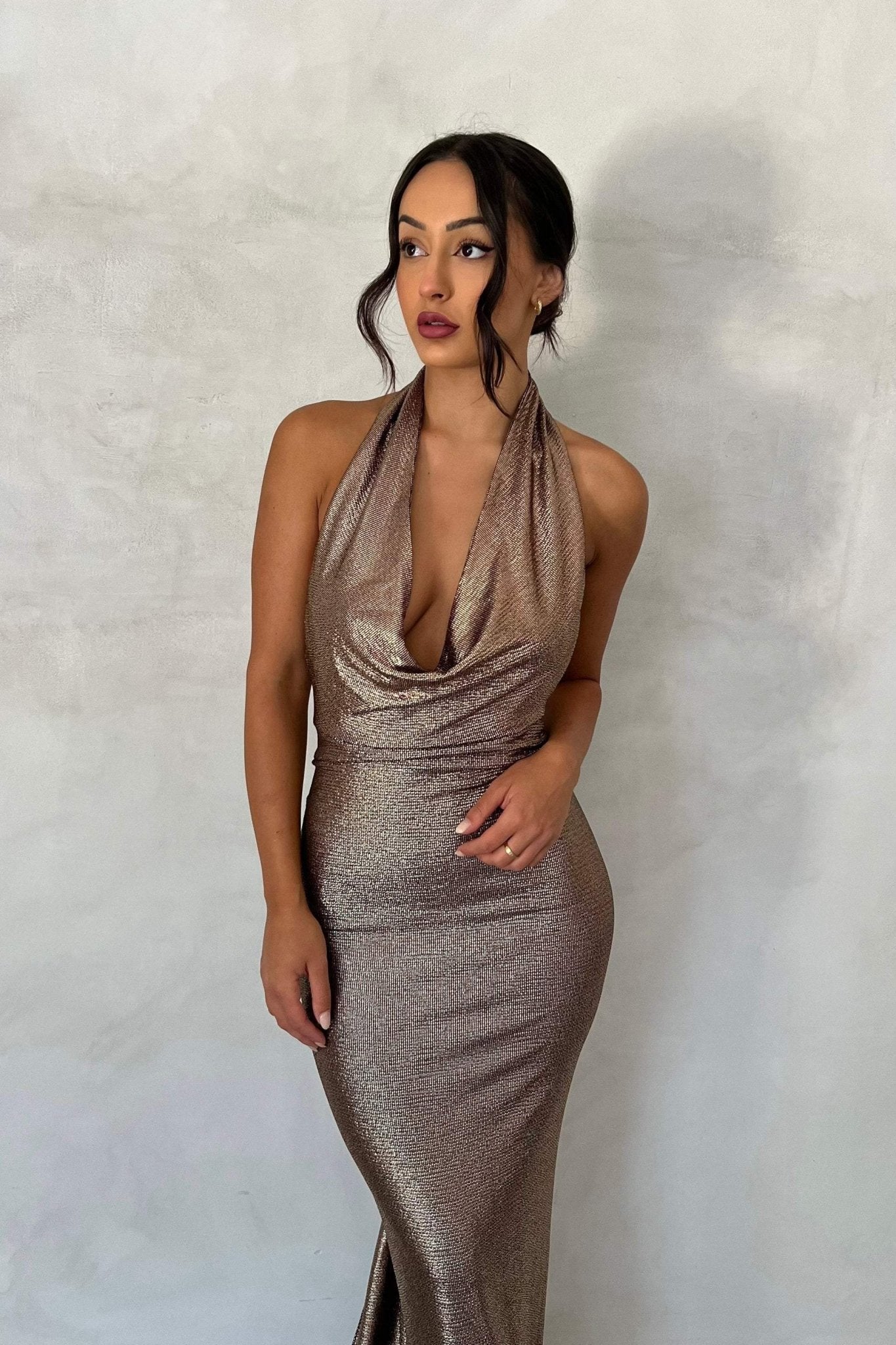 Vestido largo Ophelia con cuello halter y espalda descubierta