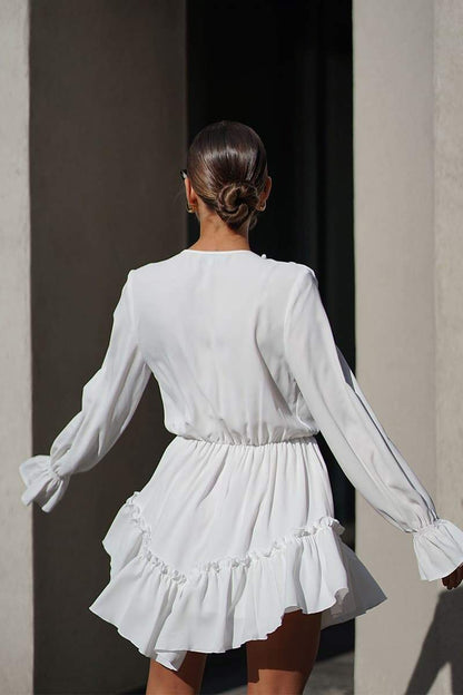 Vestido mini con volantes y cuello en V de Sharon