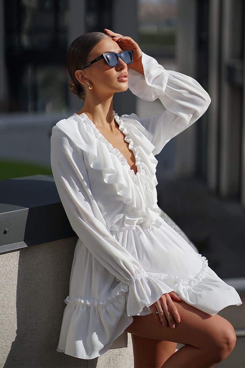 Vestido mini con volantes y cuello en V de Sharon