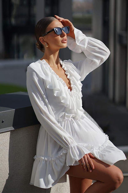 Vestido mini con volantes y cuello en V de Sharon