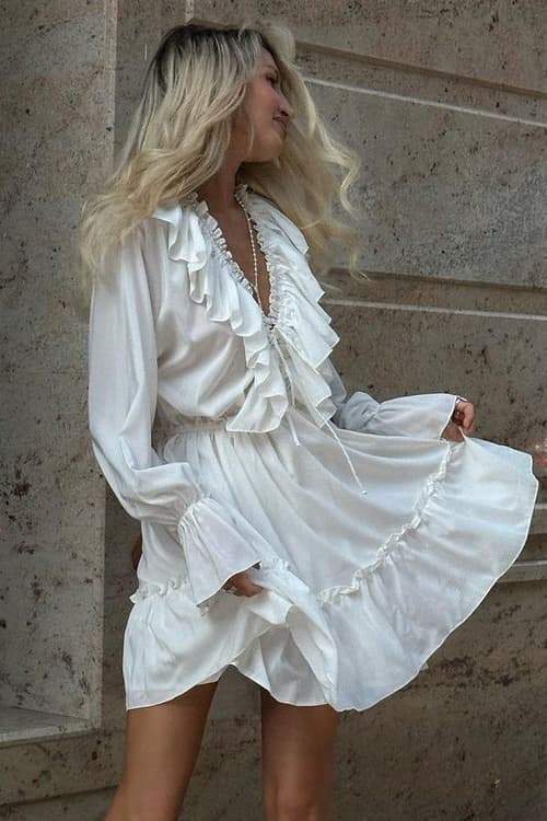 Vestido mini con volantes y cuello en V de Sharon